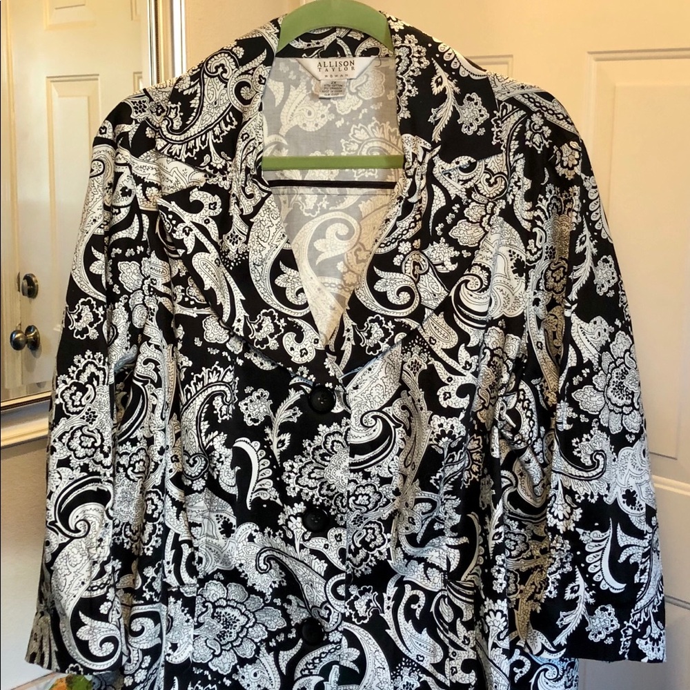 Super cute black and white Paisley top